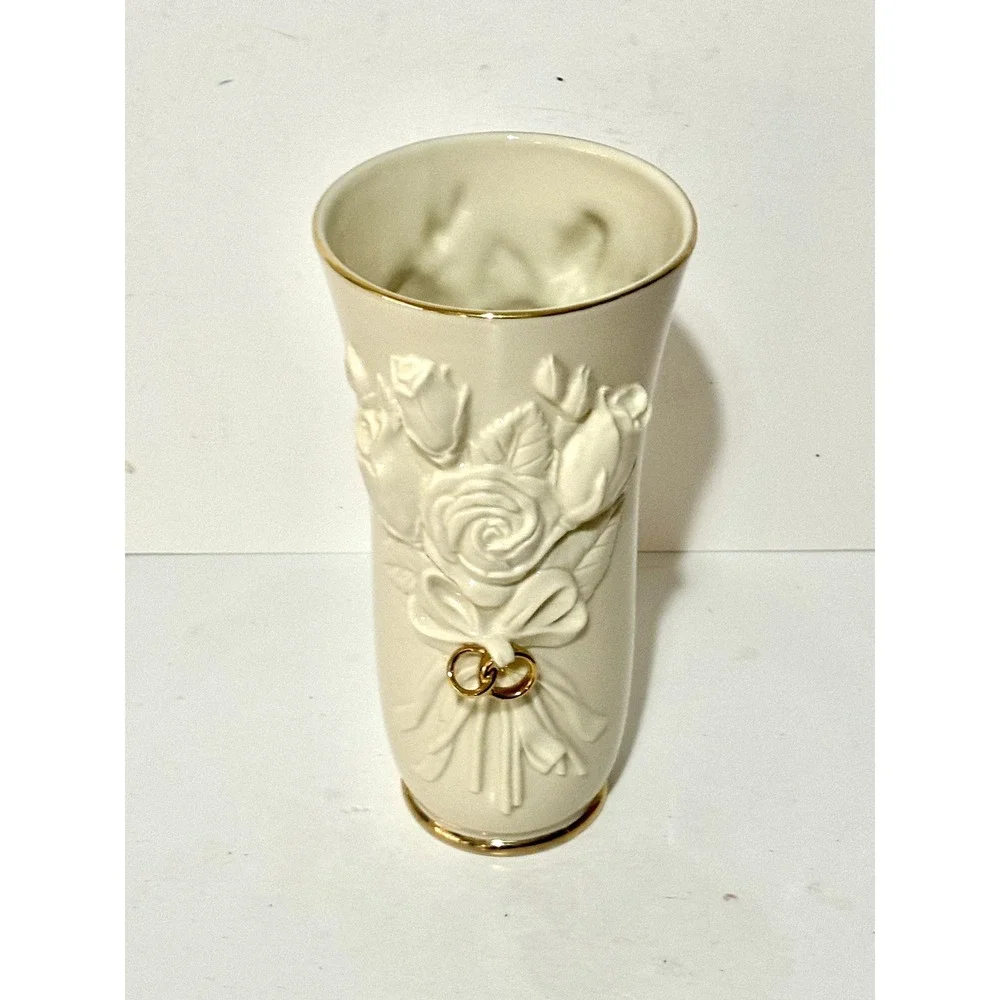 LENOX WEDDING VASE WITH ROSES AND GOLD RINGS DESIGN